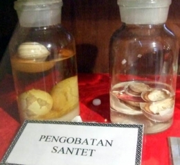 Benda-benda untuk mengobati santet di Museum Seharan Adhyatma, Surabaya (Foto: surabaya.panduanwisata.id)