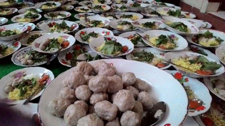 Bakso plus nasi untuk menu berbuka ratusan orang (foto: dok Natalia) 