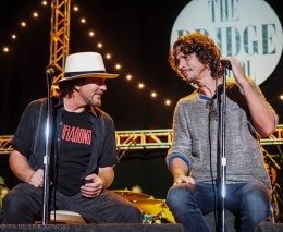 Eddie Vedder dan Chris Cornell saat konser reuni Temple of The Dog. Sumber : Stereogum.