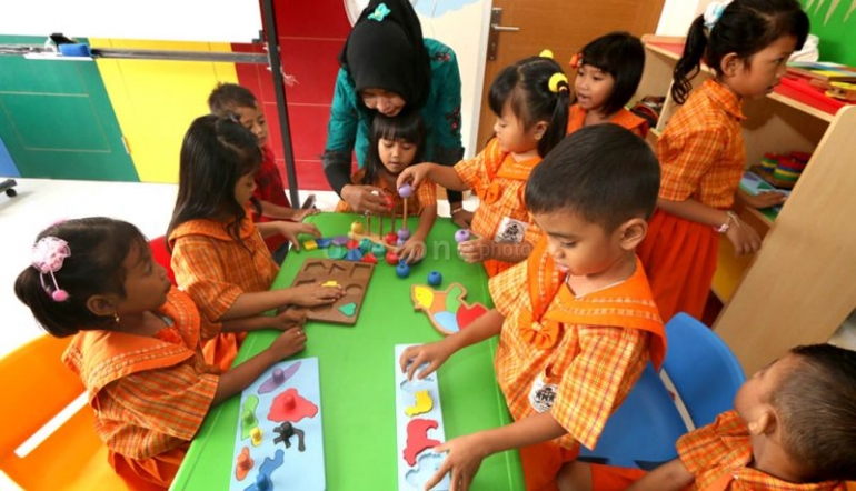 Anak-anak usia dini sedang beraktivitas bersama gurunya (Okezone.com)