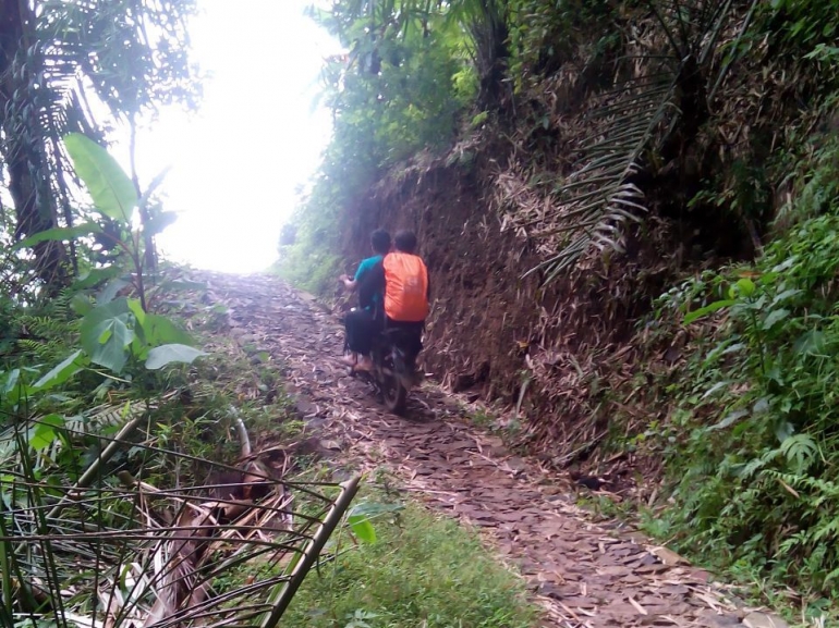 Kondisi jalan menuju Desa Puncak Baru melalui Selaawi, Kec. Taregong, Garut. (Foto: Solihin N)