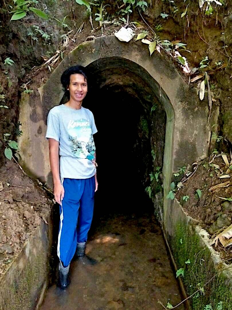 Berfoto di depan Terowongan Adi Safarwadi, Desa Puncak Baru, Cidaun, Cianjur, Jawa Barat. (Foto: Solihin N)