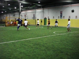 sumber gambar: http://kontraktorfutsaljakarta.blogspot.co.id/2013/03/trend-olahraga-futsal-di-indonesia.html