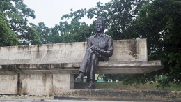 Patung Bung Karno duduk di lapangan Pancasila yang disebut juga Taman Renungan. Di tempat ini, dulu Bung Karno sering duduk dan merenung. || KOMPAS/SUSI IVVATY