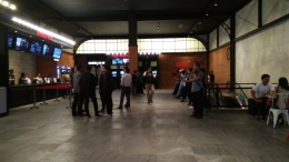 suasana di dalam ruangan utama CGV D'Mall Depok yang luas dan lapang. Bisa untuk menggelar pertunjukan musik atau dance, nih. (foto sumber: skyscrapercity)