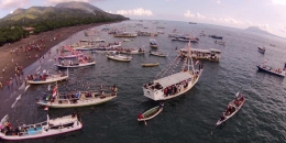 Laut menjadi arena untuk mengekspresikan kekaguman pada Bung karno. Ini Parade Kebangsaan di Kota Ende, Flores, Nusa Tenggara Timur, pada Senin (1/6/2015). Parade yang meriah ini digelar dalam rangka memperingati Hari Lahir Pancasila 1 Juni. Foto: himawan/indonesia.travel