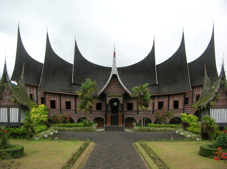 Rumah Gadang di Sumatera Barat, peninggalan budaya leluhur yang masih lestari hingga kini (Foto: kebudayaan.kemdikbud.go.id)