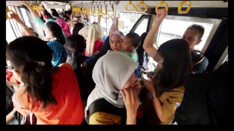 Ilustrasi: Penumpang di bus Transjakarta (Sumber: youtube.com)