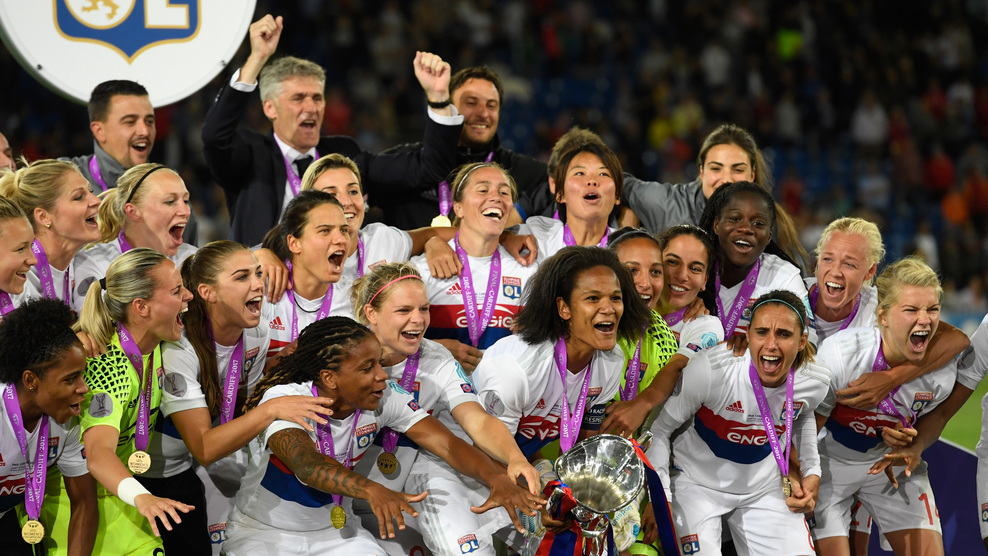 (Aksi pemain Lyon usai juara liga Champions wanita 2016/17 - sumber foto : uefa.com)