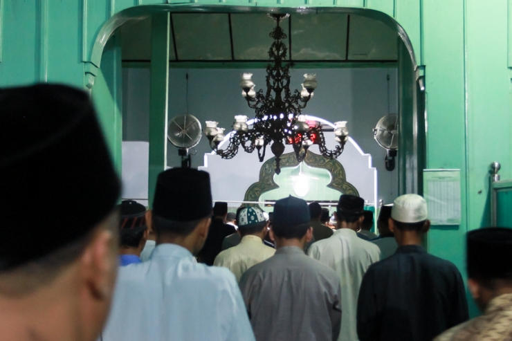 suasana saat sholat jamaah di masjid Durisawo
