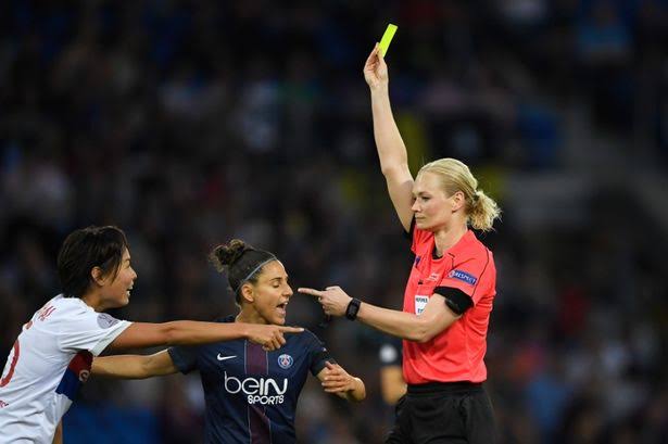 (Wasit asal Jerman, Bibiana Steinhause /sumber foto : mirror.co.uk)