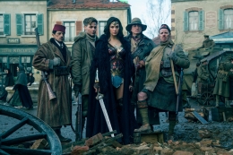 Potret Wonder Woman dan kawan-kawannya yang bertempur di Perang Dunia Pertama. Potret ini membuat bingung Bruce Wayne (dok. IMDB)