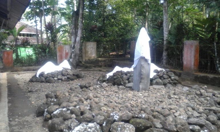 Batu Berdiri (Menhir) Di Situs Pahoman, Gunung Karang. (Foto: Jandan/Kompasiana)
