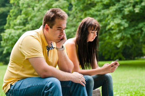 TInggalkan telepon, dialoglah dengan yang di sebelah, FOTO: sfmnews.com