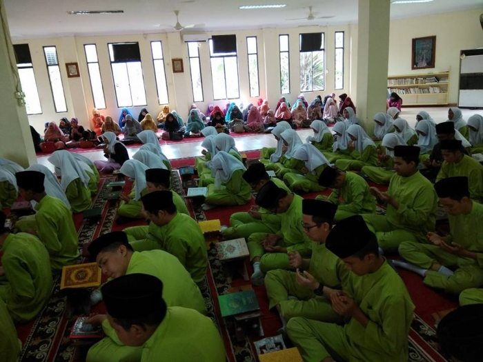Heningnya Pengumuman Kelulusan di SMP Al Azhar Syifa Budi 