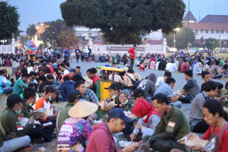 masyarakat lesehan di Alun-alun Lor sambil berbuka puasa (dok. @berandajogja)