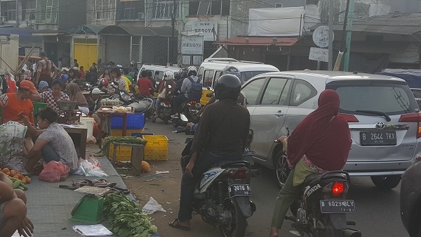 Kondisi jalan pasar (diambil pribadi)