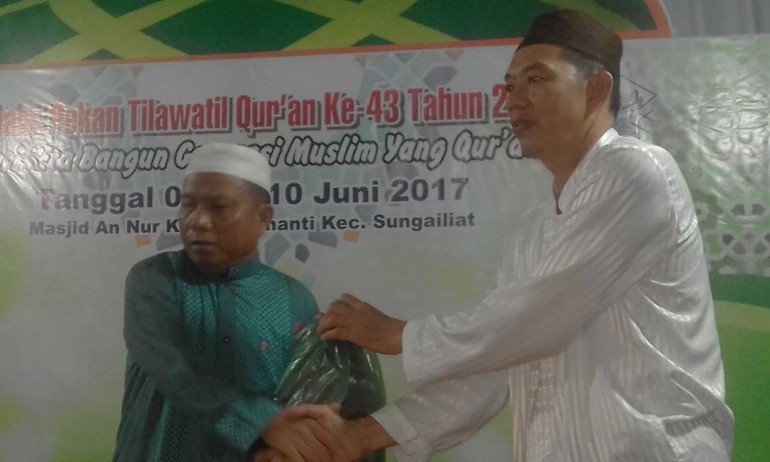 Bupati Bangka serahkan bantuan untuk masjid An Nur (dok.Pribadi)
