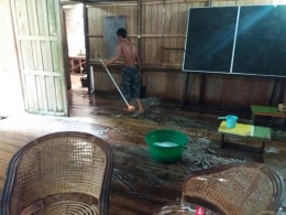 Bersih-bersih setelah banjir di Kantor YP di KKU. Foto dok. A. Samad