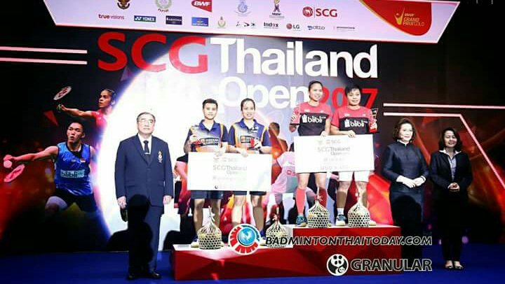 Greysia dan Apriyani di podium tertinggi Thailand GPG 2017/ badmintonthaitoday.com