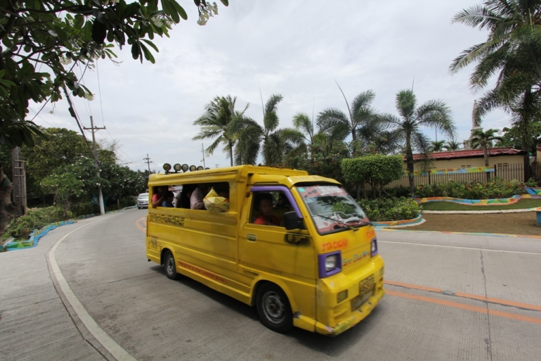 Salah satu Jeepney yang ada di Mactan, Filipina