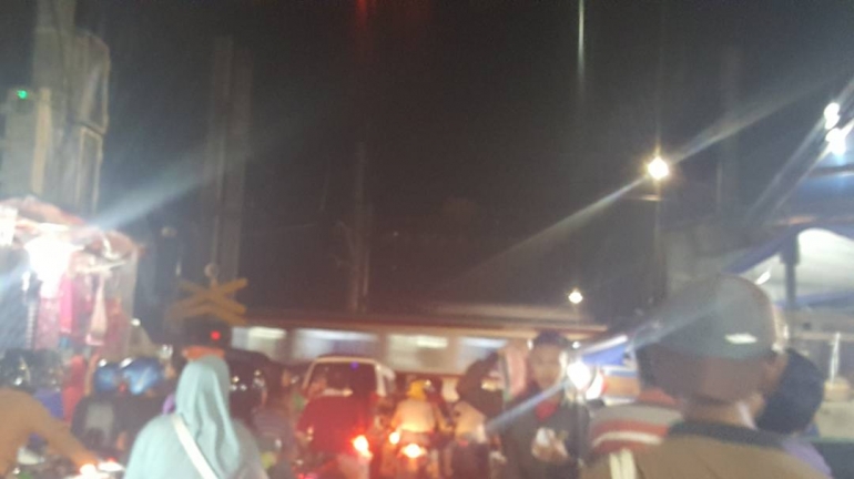 Krl melintas di malam hari (diambil pribadi)