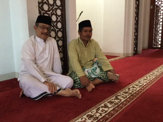 Bapak Masrur dan Farmen, kini jadi duet setia mengurus masjid Andi Muhammad Ghalib (Dokpri)
