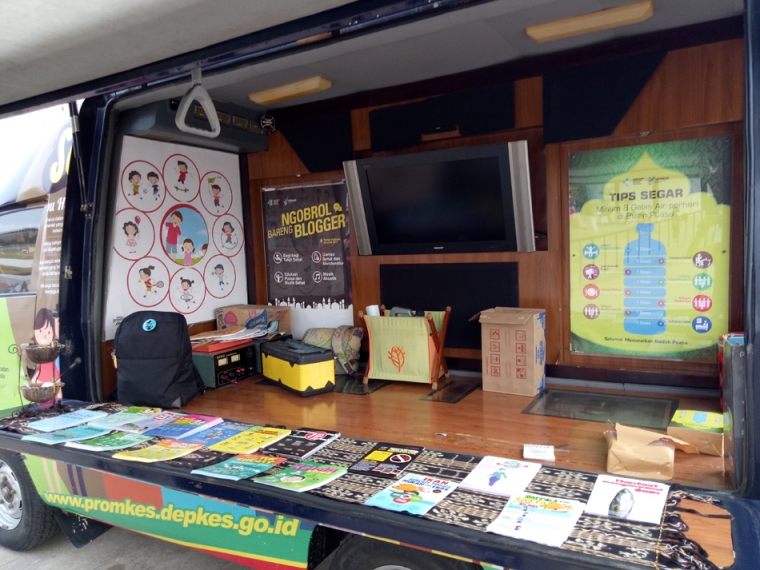 Deskripsi : Leaflet - leaflet yang tersedia di Mobil Edukasi & Informasi kesehatan I Sumber Foto : Andri M