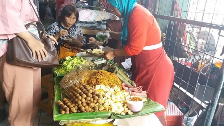 membeli pecel (dok.yayat)