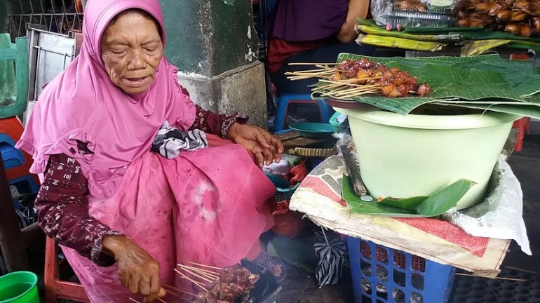 mbok penjual sate (dok.yayat)