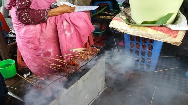 membakar sate (dok.yayat)