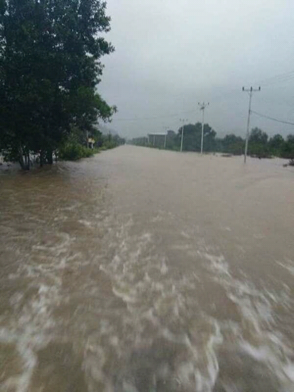 Permukaan air yang tinggi dan deras di Jl. Batu Daya, KKU. Foto dok. A. Samad