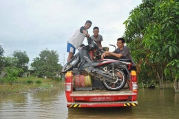 Permukaan air yang tinggi dan deras di Jl. Batu Daya, KKU. Foto dok. A. Samad