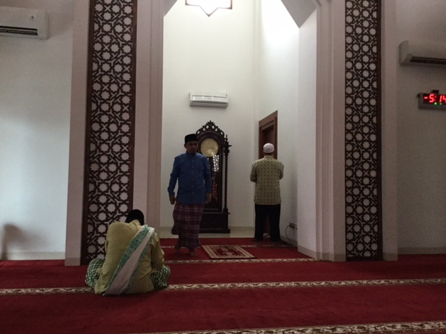 shalat sunnah yang terasa nyaman di masjid Andi Muhammad Ghalib (Dokpri)