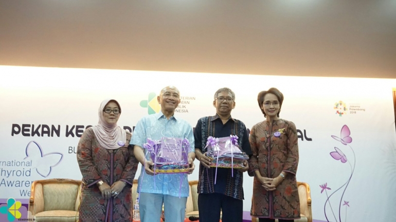 Deskripsi: Secara simbolis peluncuran buku saku Waspada Gangguan Tiroid (dokpri)