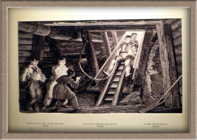 Sebuah gambar yang menunjukkan pada tahun 1836 para penambang garam meluncur di perosotan menuju ke dalam tambang. (dokpri)