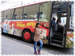 Putriku suka film the Sound of Music, lihat bus The Sound of Music di kota Szalburg langsung minta difoto juga (dokpri)