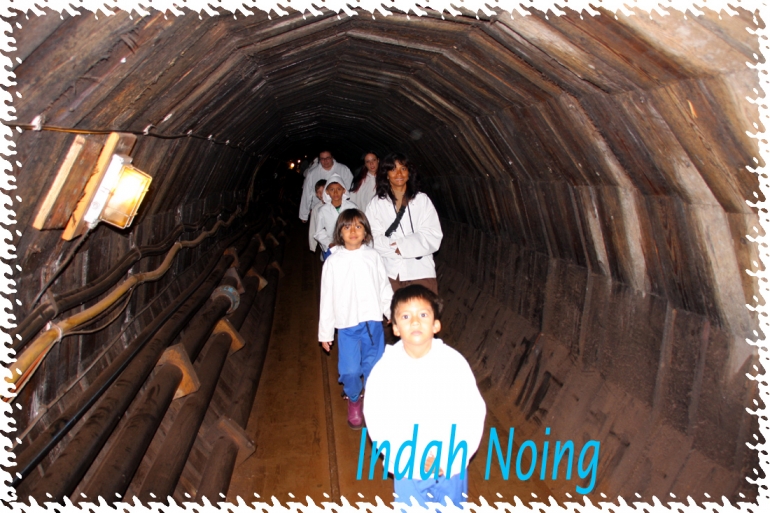 kami menyusuri terowongan tambang garam yang sudah berumur ribuan tahun. (dokpri)