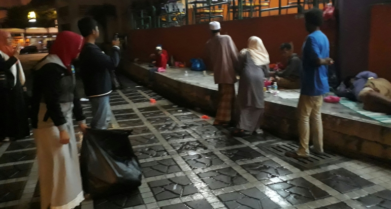 Mahasiswa UT di Malaysia membagikan makanan sahur kepada gelandangan. Foto: Dok.TH Salengke