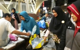 Mahasiswa UT-KL membagikan makanan sahur kepada gelandangan di Kuala Lumpur. Foto: Dik.Pribadi.
