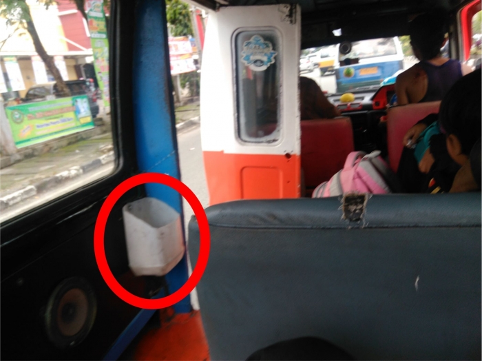 kotak sampah kecil yang ada di moda transportasi angkot (dokpri)