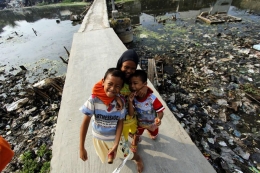 Anak-anak di kampung Apung 