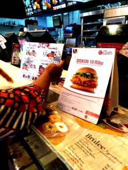 Menu yang ditawarkan oleh KFC, Melihat menu Paket Hemat untuk santapan keluarga, ada Burger Zuper Krunch. sumber: dokpri