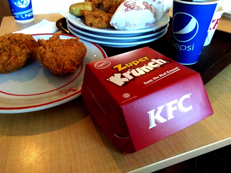 Menu Ayam Goreng Krunch KFC berpadu dengan Burger Zuper Krunch, Menu Keluarga Yang Harmonis. sumber: dokpri