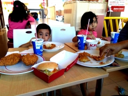 Anak-anak sangat senang oleh menu Paket Hemat KFC dan Burger Zuper Krunch yang bikin air liur mengalir. sumber: dokpri
