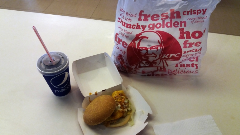 Satu keranjang ayam goreng KFC dibawa pulang dan Zuper Krunch dimakan di tempat agar perut kenyang (Dokpri di KFC Cikini Jakarta)