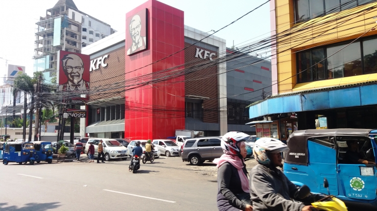 KFC Indonesia memang sudah lama terkenal sebagai jagonya ayam (Dokpri di KFC Cikini Jakarta)
