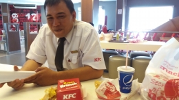 Wawancara dengan Pak Reggy Pribadi, Resto Manager KFC Cikini dilakukan saat Zuper Krunch saya sudah hampir habis saking karena doyan plus kelaparan hehehe... (Dokpri di KFC Cikini Jakarta)
