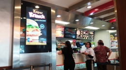 Suara kriuk yang nyaring saat mengunyah Zuper Krunch yang garing membuat suasana makan tambah menyenangkan (Dokpri di KFC Cikini Jakarta)