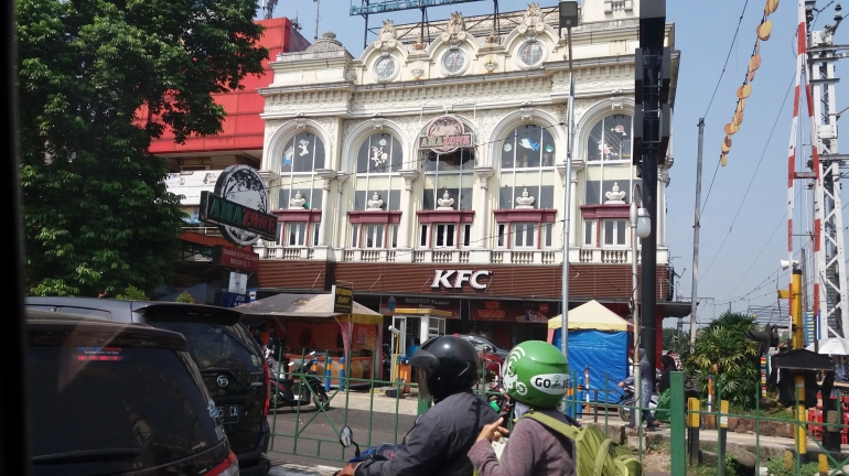Agar tak keroncongan selama perjalanan, yuk nikmati Zuper Krunch di KFC terdekat dari Stasiun Bogor (Dokpri KFC Taman Topi - Kota Bogor)